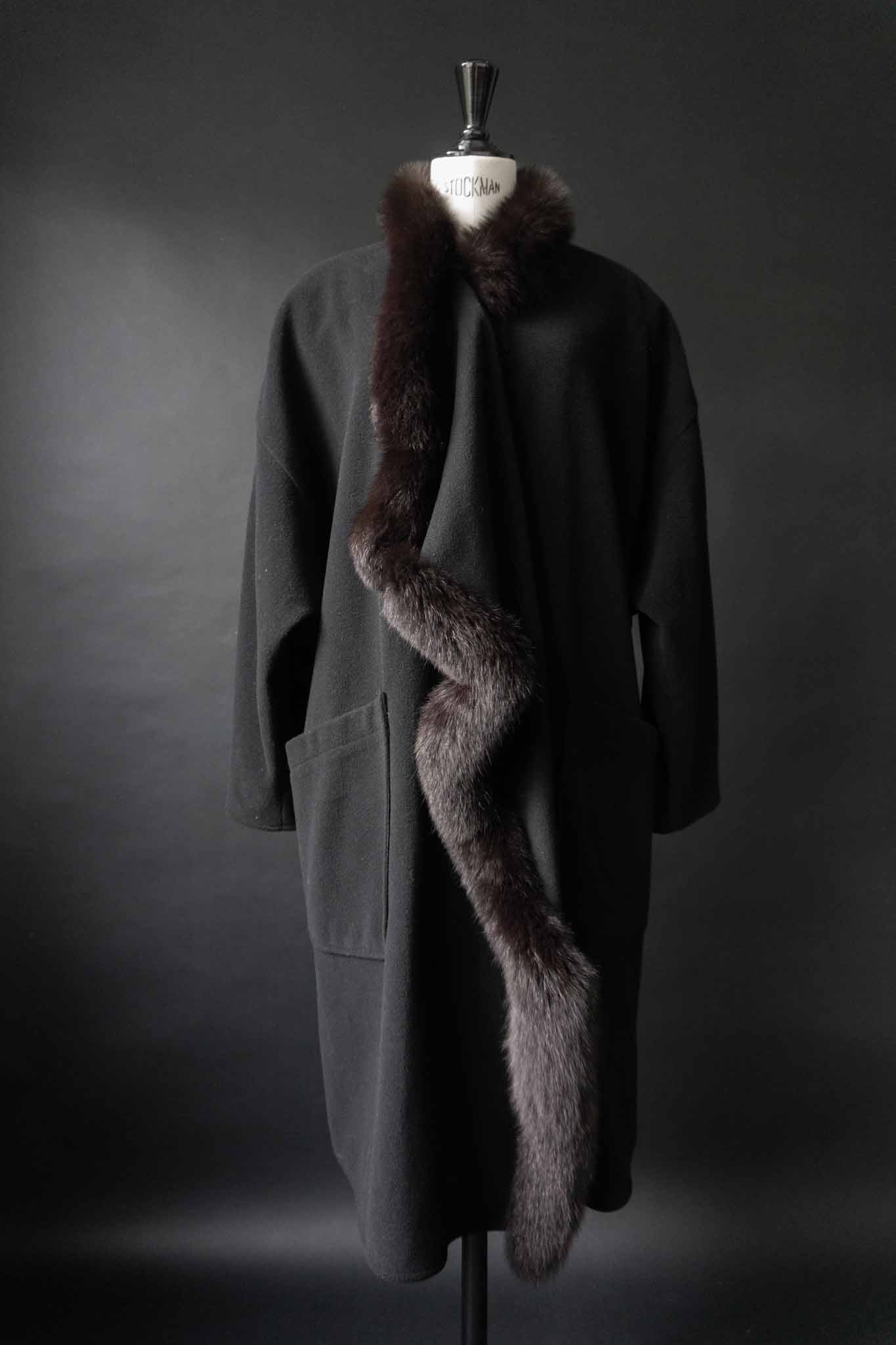 Schwarzer Vintage-Wollmantel mit Fake-Fur-Besatz aus 100 % Wolle – handverlesen von theplaincircle vintage