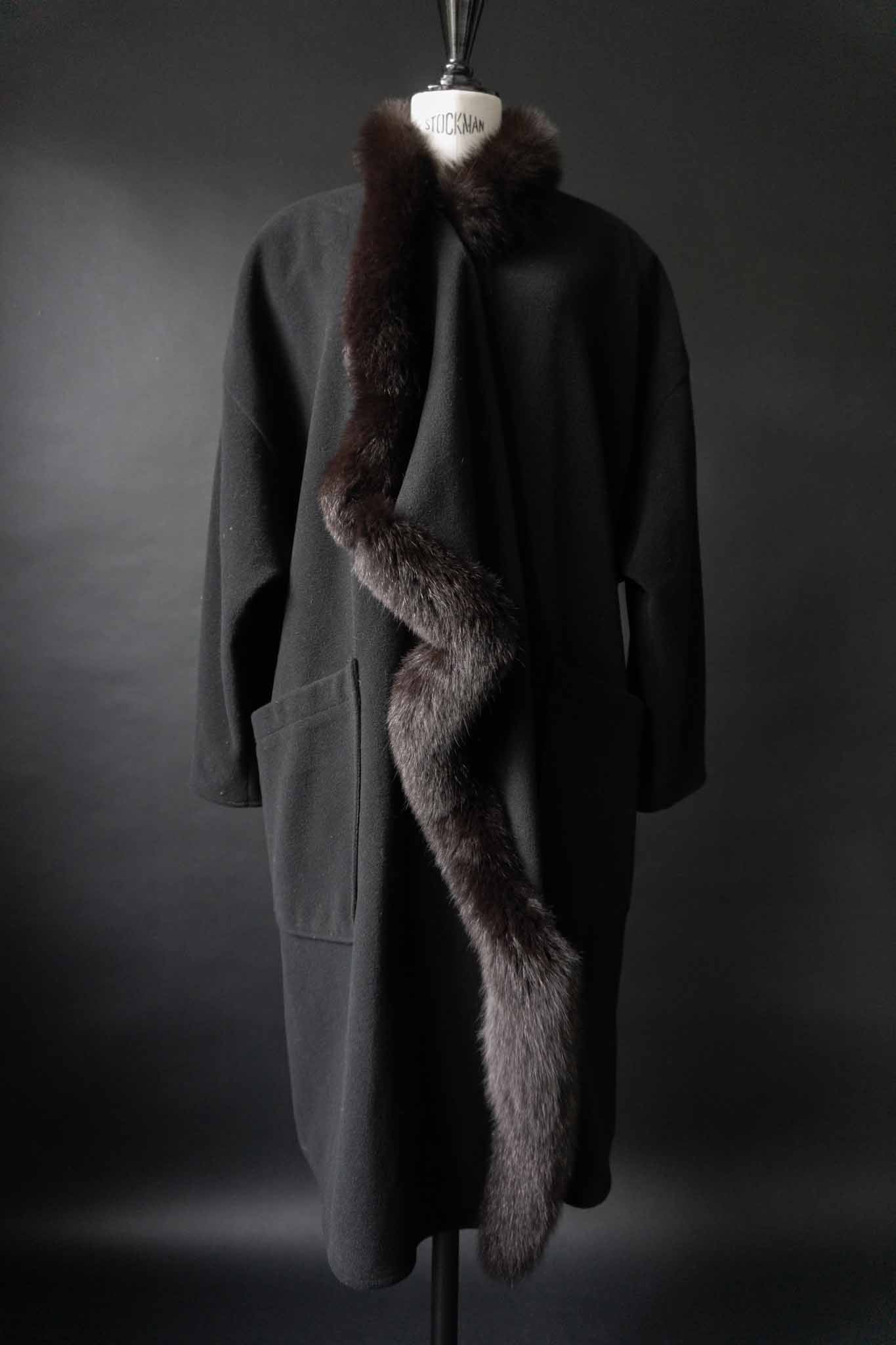 Schwarzer Vintage-Wollmantel mit Fake-Fur-Besatz aus 100 % Wolle – handverlesen von theplaincircle vintage