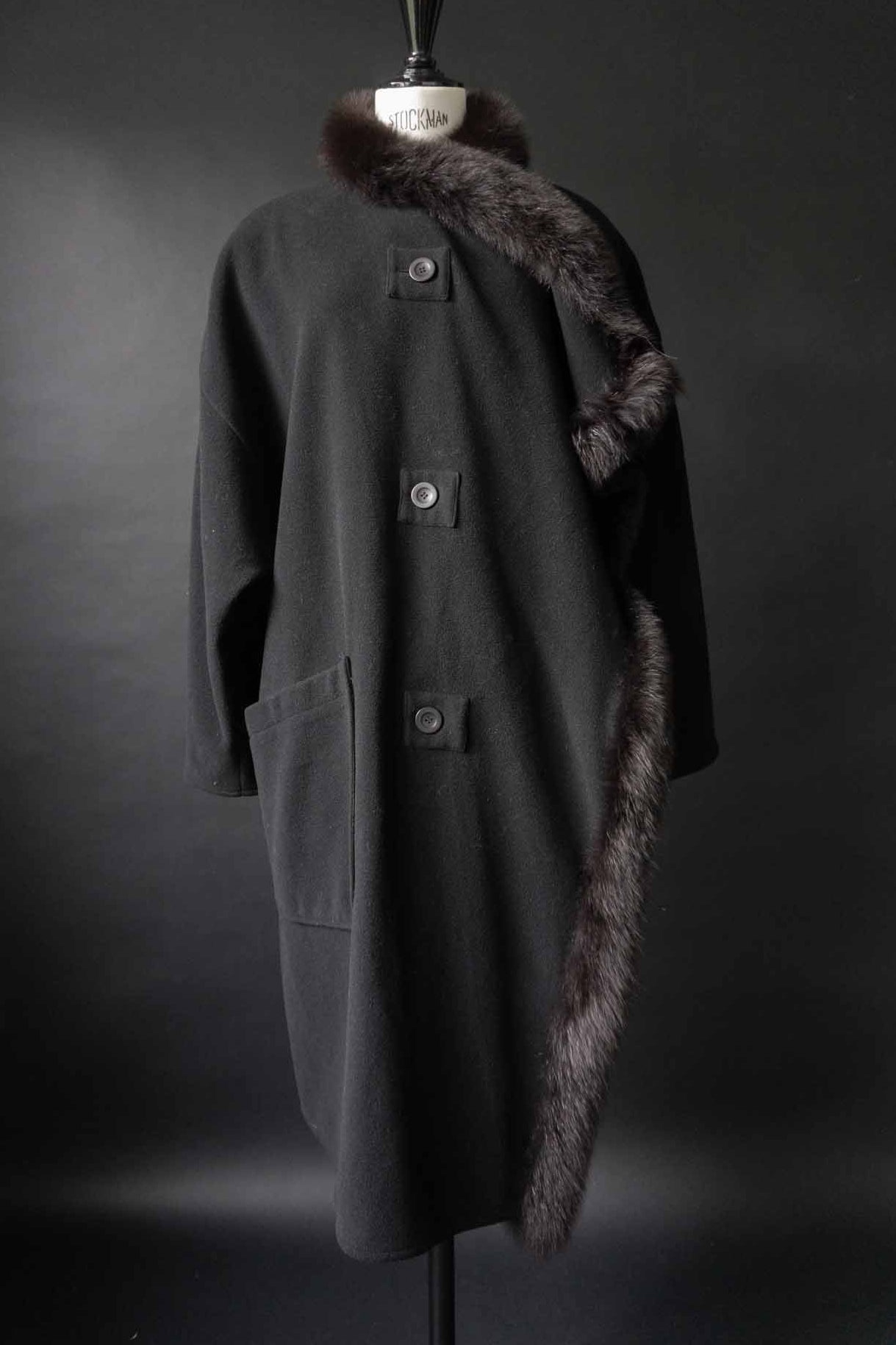 Schwarzer Vintage-Wollmantel mit Fake-Fur-Besatz aus 100 % Wolle – handverlesen von theplaincircle vintage