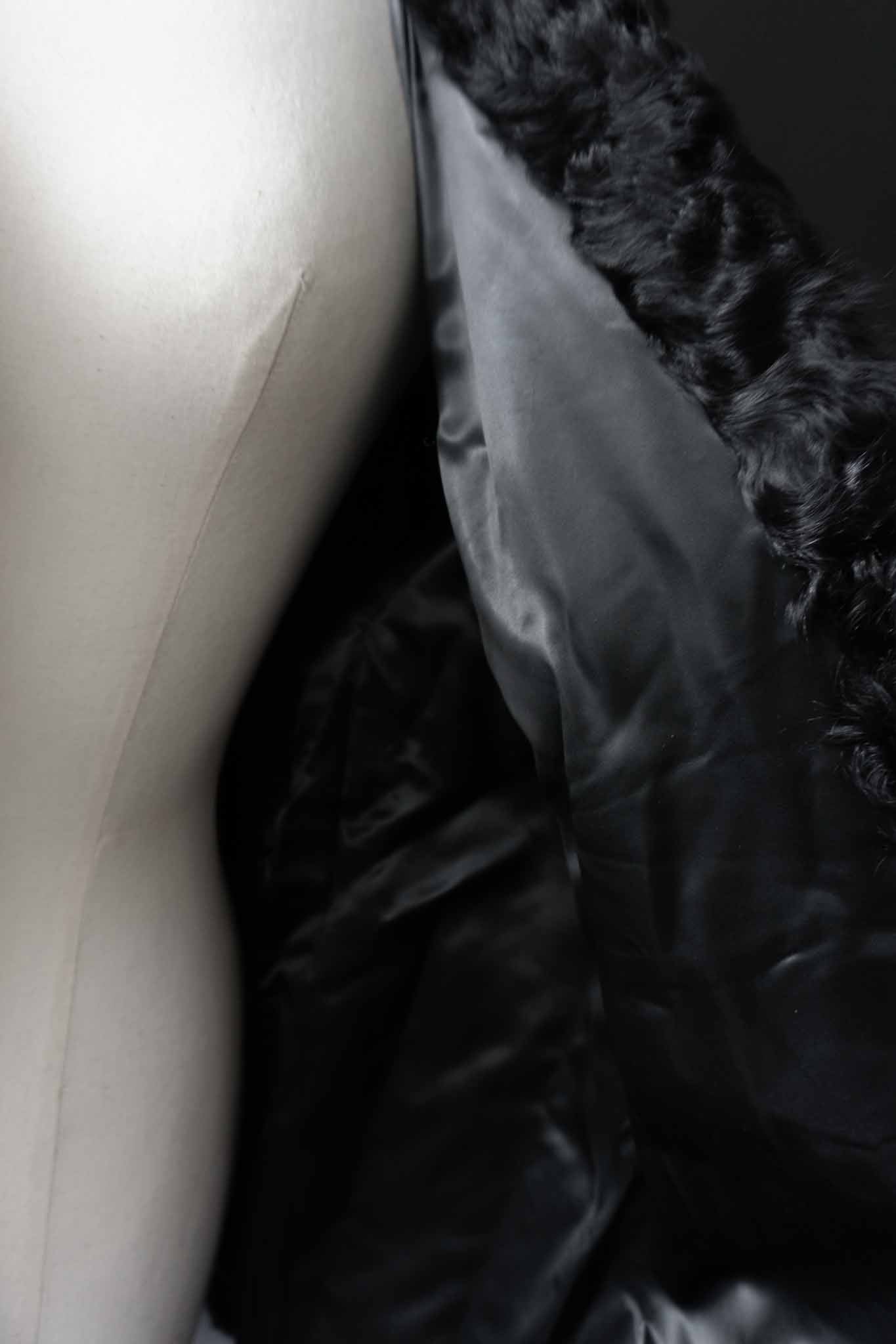 Schwarzer Vintage Lammfellmantel aus den 60er Jahren mit Hakenverschlüssen – echtes Lammfell, handverlesen bei theplaincircle vintage