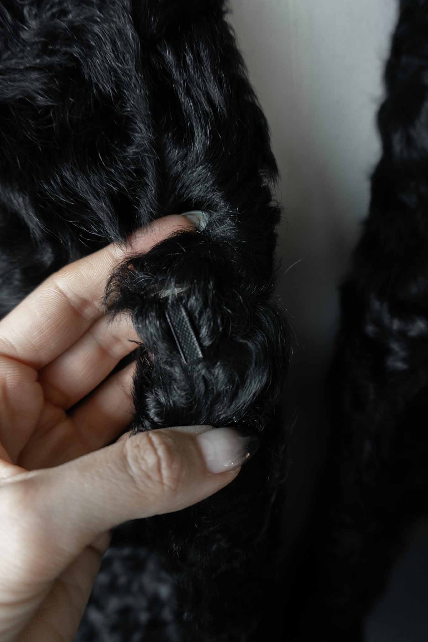 Schwarzer Vintage Lammfellmantel aus den 60er Jahren mit Hakenverschlüssen – echtes Lammfell, handverlesen bei theplaincircle vintage