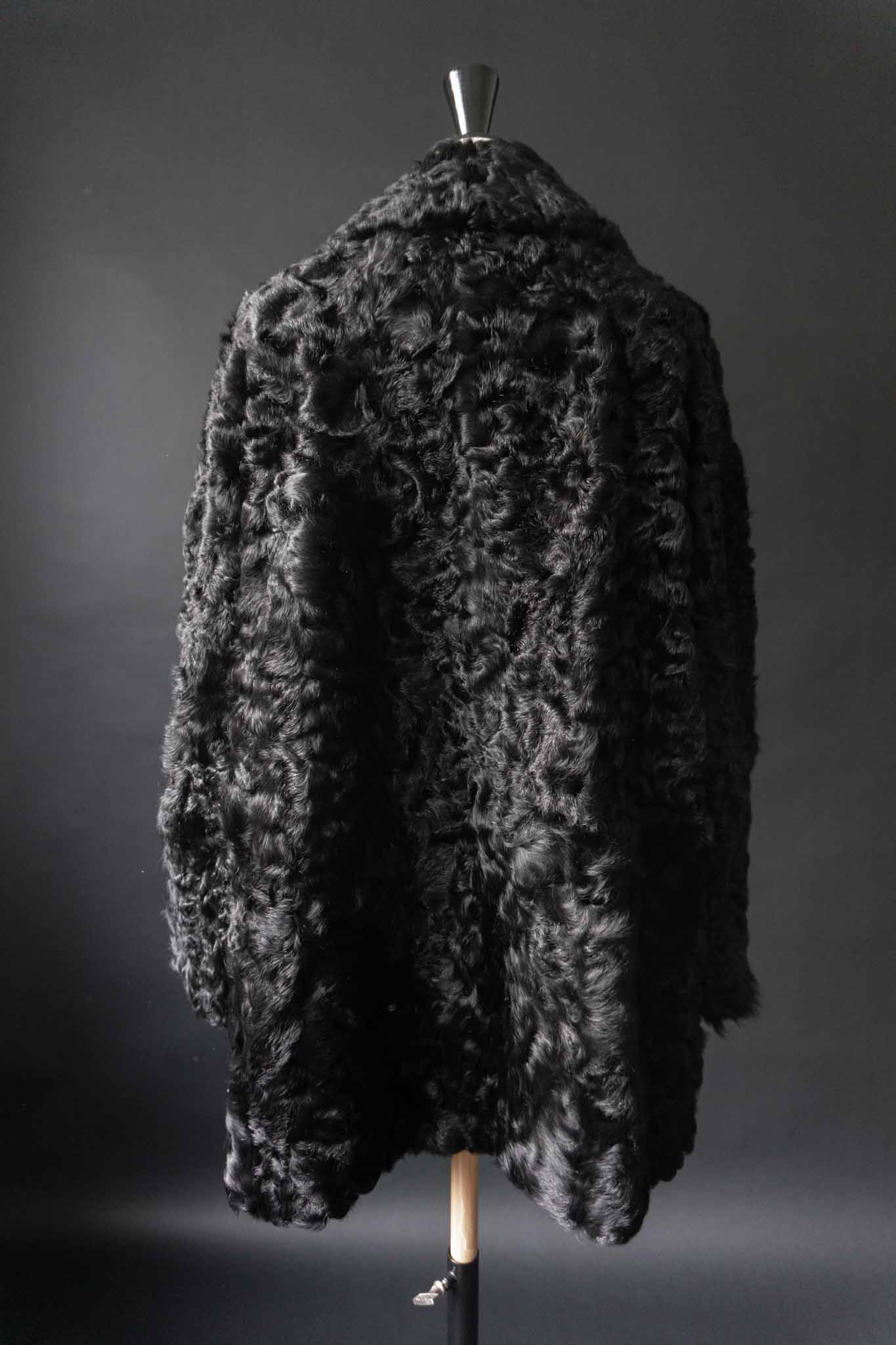 Schwarzer Vintage Lammfellmantel aus den 60er Jahren mit Hakenverschlüssen – echtes Lammfell, handverlesen bei theplaincircle vintage