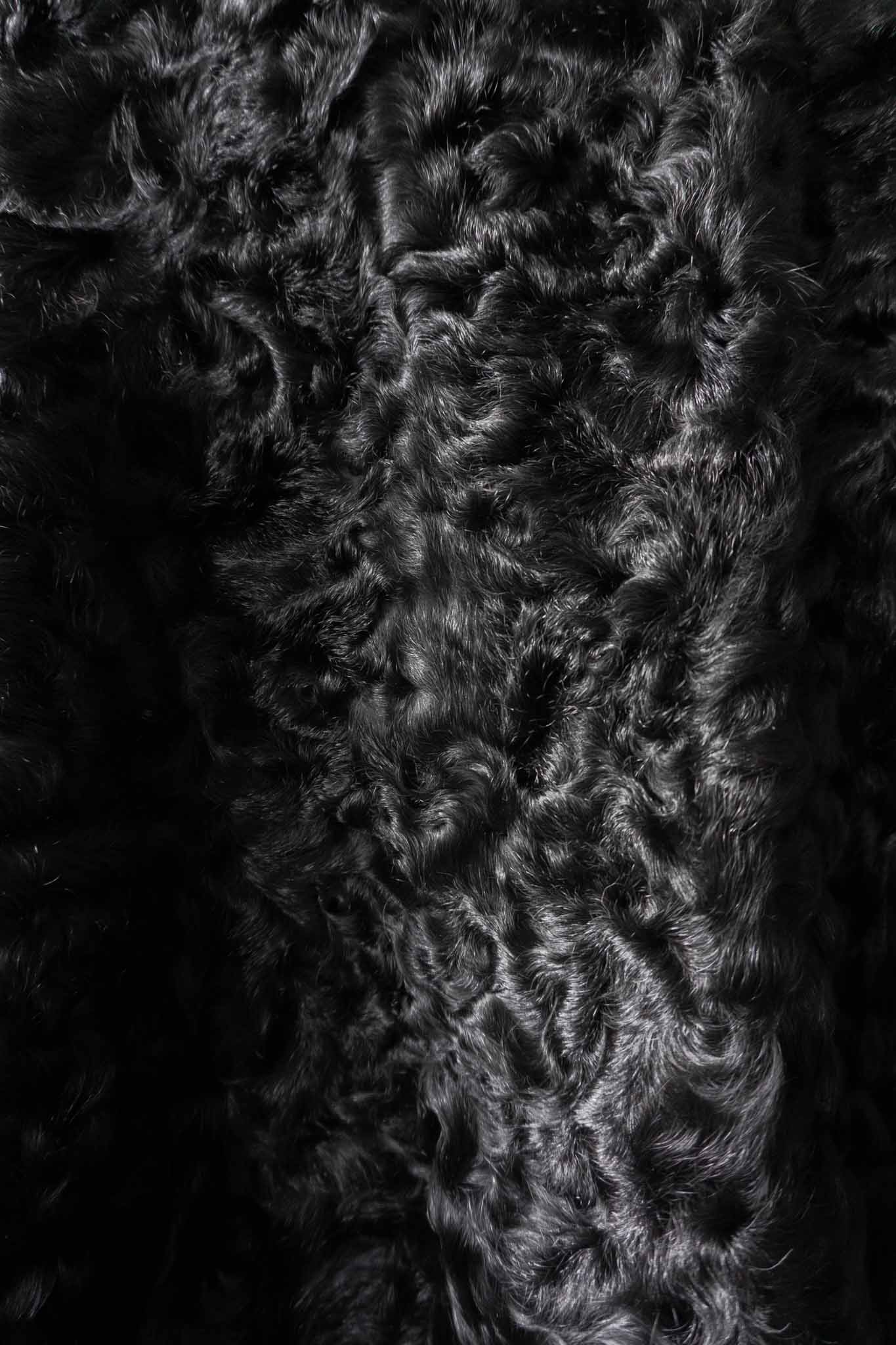 Schwarzer Vintage Lammfellmantel aus den 60er Jahren mit Hakenverschlüssen – echtes Lammfell, handverlesen bei theplaincircle vintage