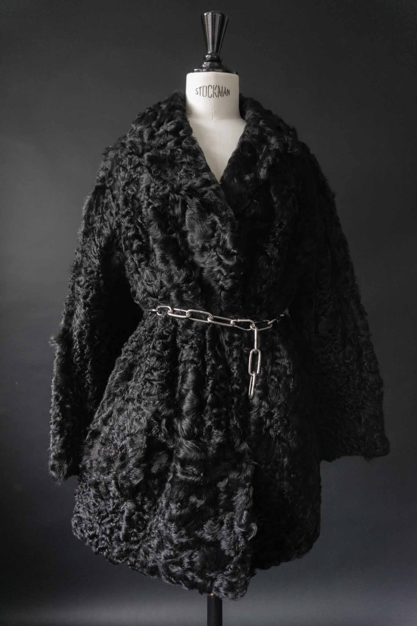 Schwarzer Vintage Lammfellmantel aus den 60er Jahren mit Hakenverschlüssen – echtes Lammfell, handverlesen bei theplaincircle vintage