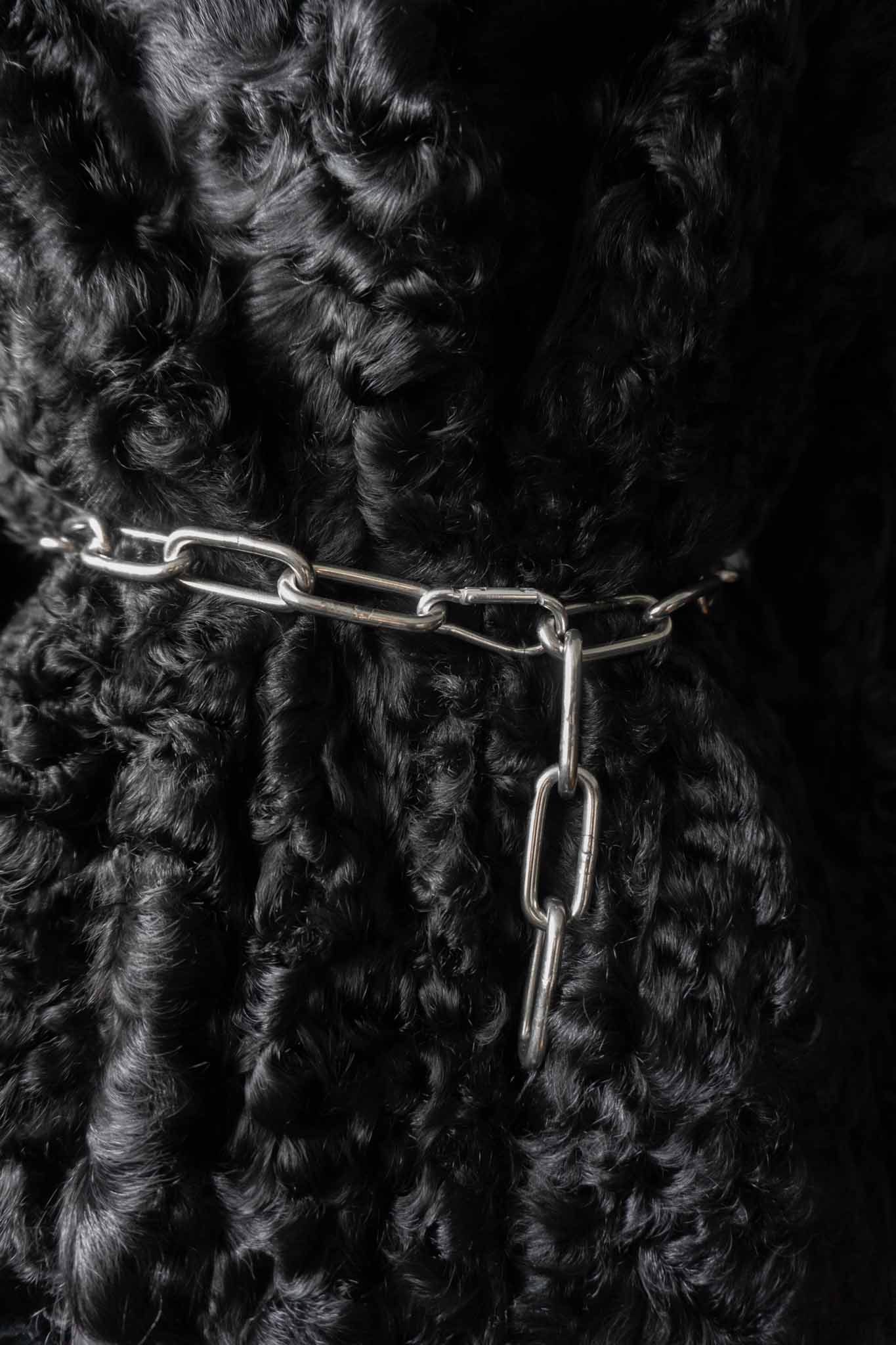 Schwarzer Vintage Lammfellmantel aus den 60er Jahren mit Hakenverschlüssen – echtes Lammfell, handverlesen bei theplaincircle vintage