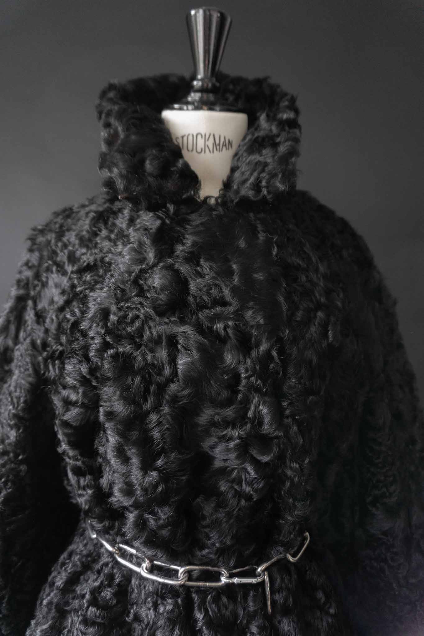 Schwarzer Vintage Lammfellmantel aus den 60er Jahren mit Hakenverschlüssen – echtes Lammfell, handverlesen bei theplaincircle vintage