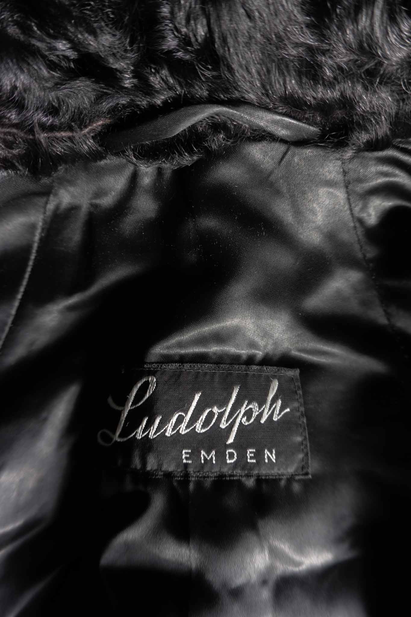 Schwarzer Vintage Lammfellmantel aus den 60er Jahren mit Hakenverschlüssen – echtes Lammfell, handverlesen bei theplaincircle vintage