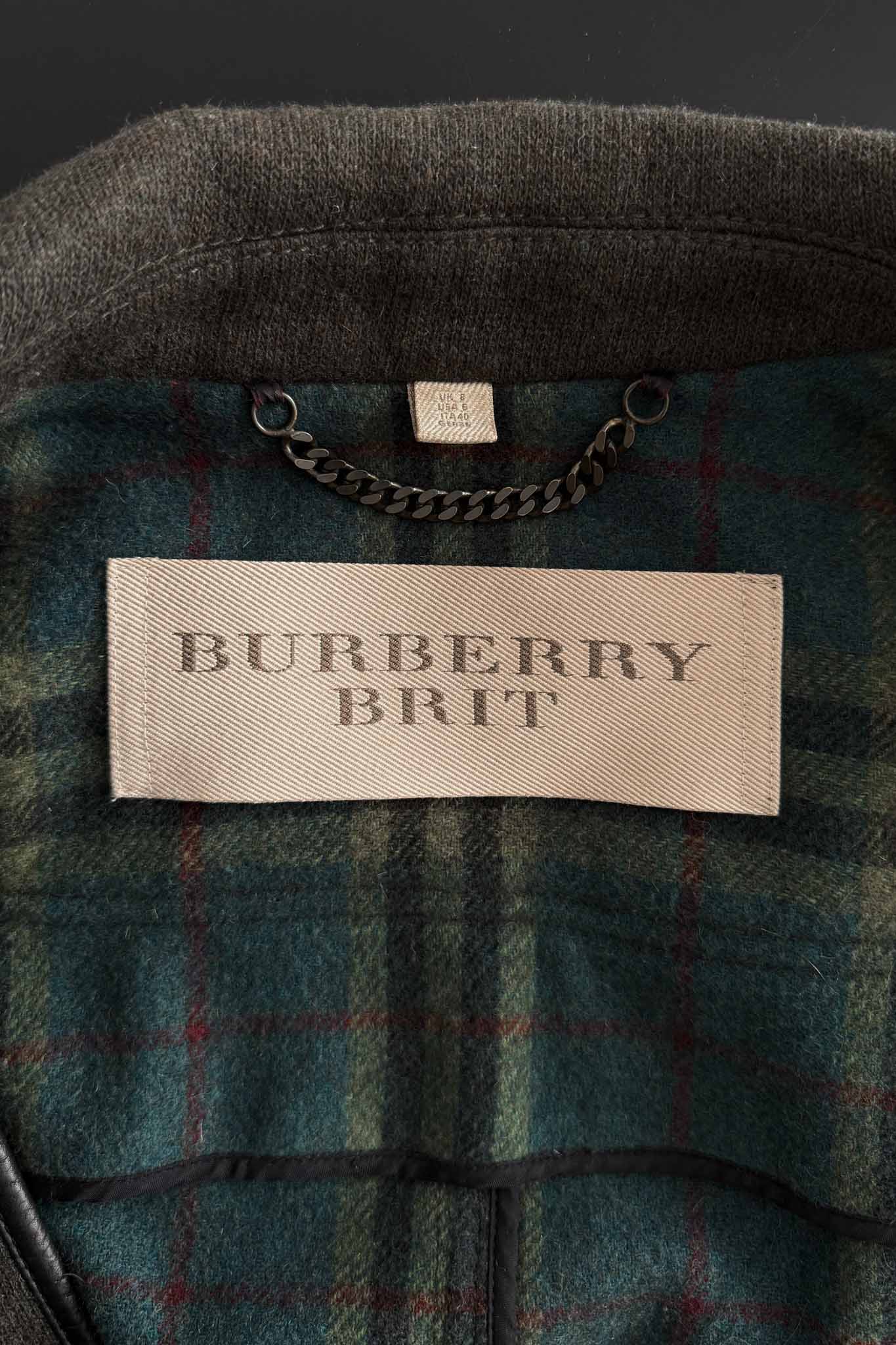 Burberry Brit Vintage Wolljacke Vorderansicht mit Goldknöpfen
