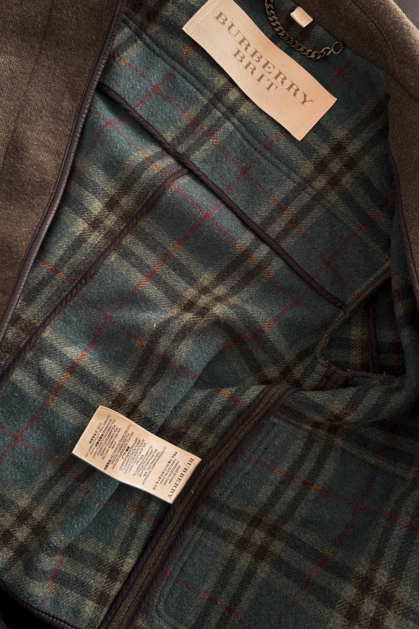 Burberry Brit Vintage Wolljacke Vorderansicht mit Goldknöpfen