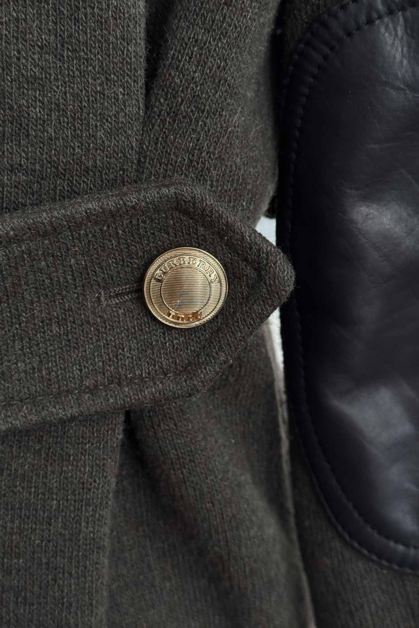 Burberry Brit Vintage Wolljacke Vorderansicht mit Goldknöpfen