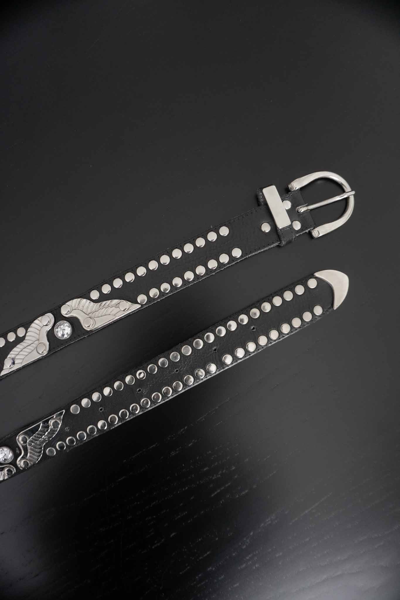 80s Ledergürtel mit Nieten und Western-Flügel-Details – theplaincircle vintage