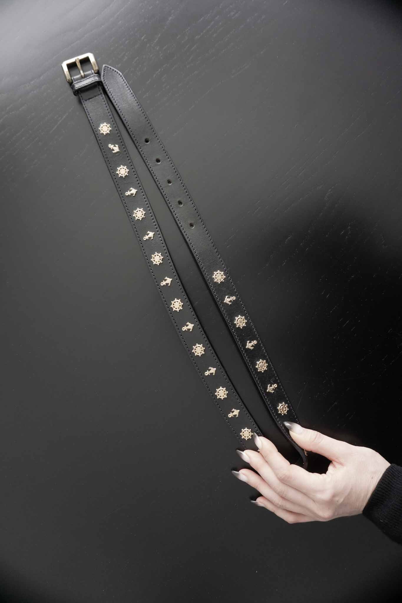 Vintage Ledergürtel Schwarz – Maritime Details mit Goldsymbolen theplaincircle vintage