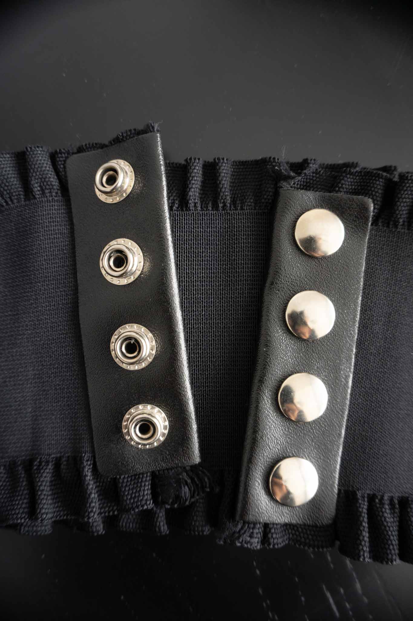 Vintage Stretch Gürtel 80s – Schwarzer Taillengürtel mit Rüschenkante & Nietenverschluss theplaincircle vintage