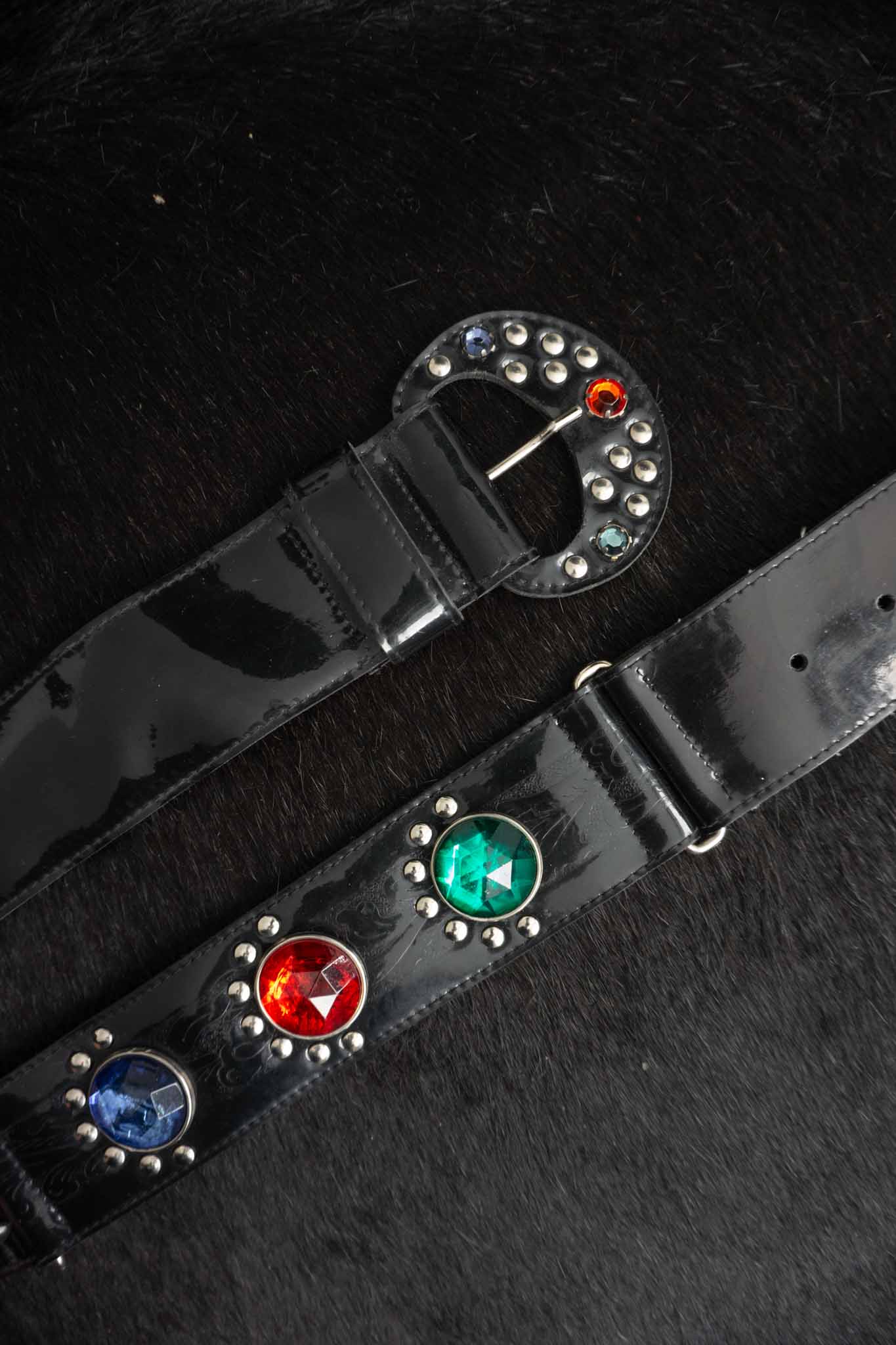 vintage lackgürtel schwarz mit bunten strasssteinen