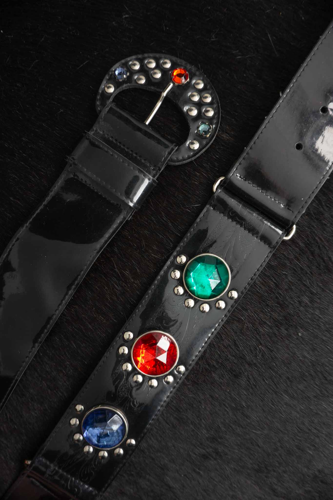 vintage lackgürtel schwarz mit bunten strasssteinen