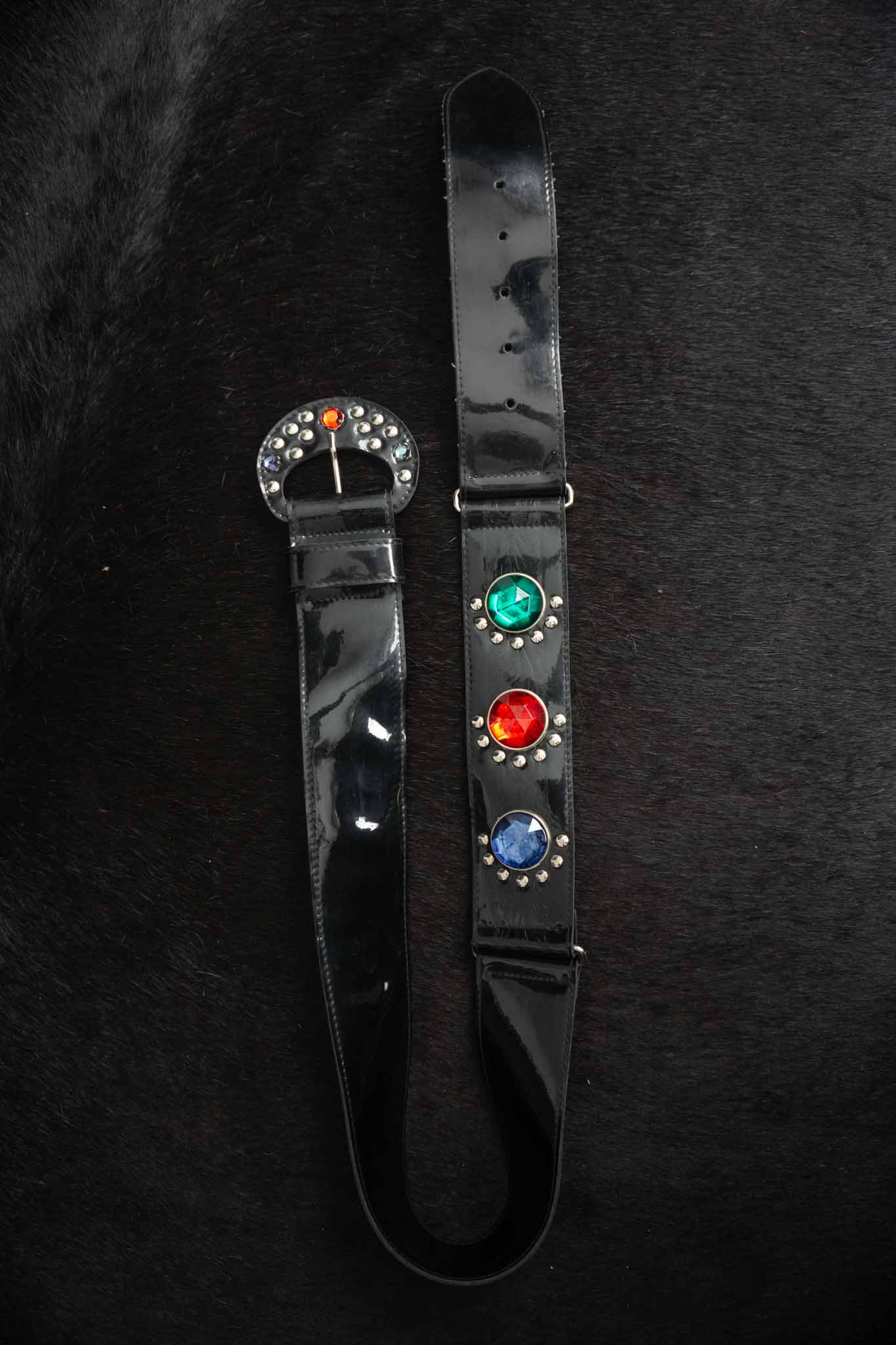 vintage lackgürtel schwarz mit bunten strasssteinen