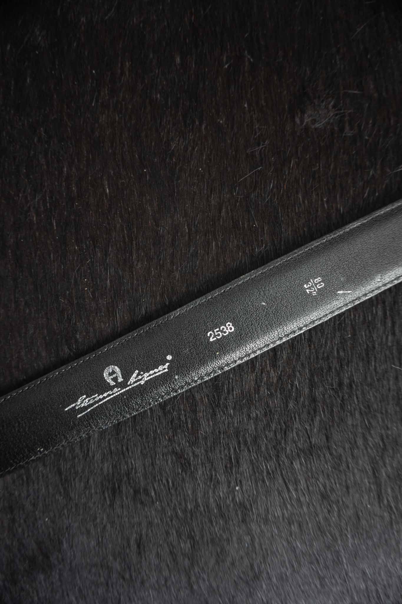 Aigner Gürtel 80er Schnalle mit Nieten Detail schwarzes Echtleder – Retro Second Hand Mode