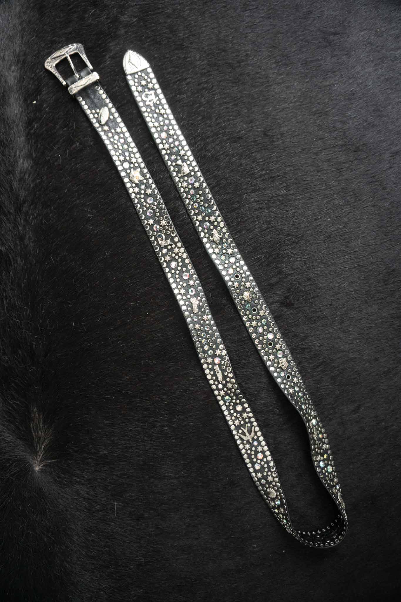 80er Kolster Style Gürtel schwarzes Leder dezente Regenbogen-Strasssteine silberweißer Schimmer 13-Niete Schnalle