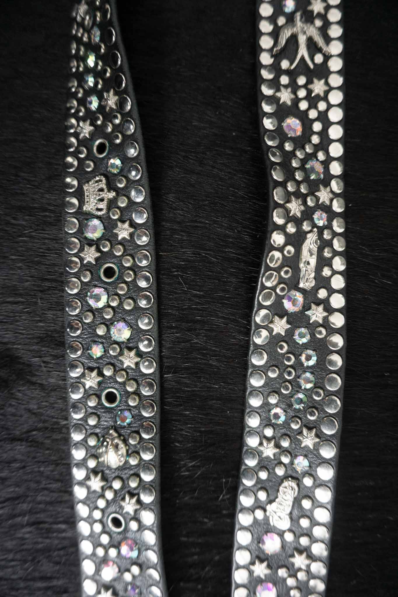 80er Kolster Style Gürtel schwarzes Leder dezente Regenbogen-Strasssteine silberweißer Schimmer 13-Niete Schnalle
