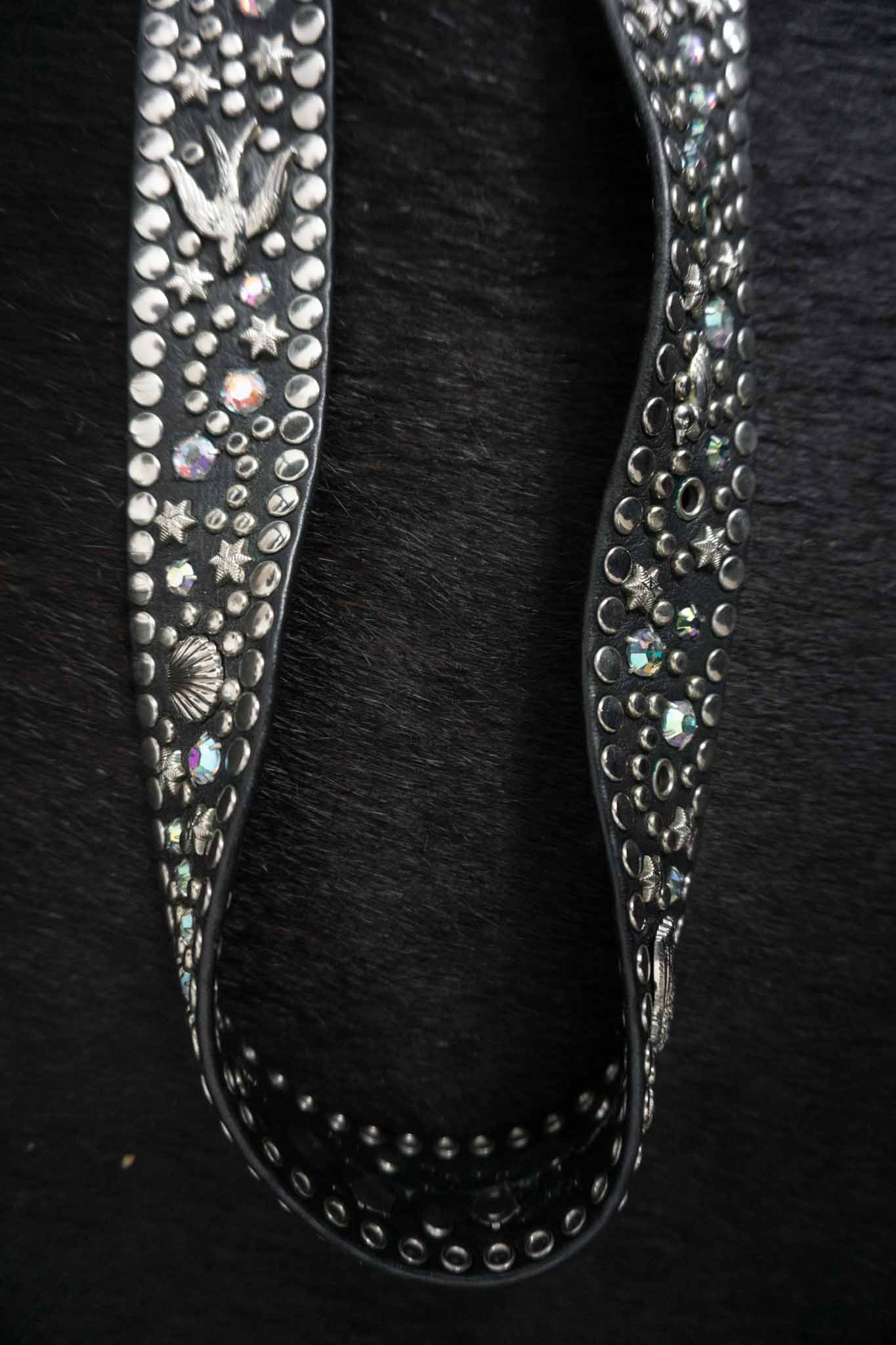 80er Kolster Style Gürtel schwarzes Leder dezente Regenbogen-Strasssteine silberweißer Schimmer 13-Niete Schnalle
