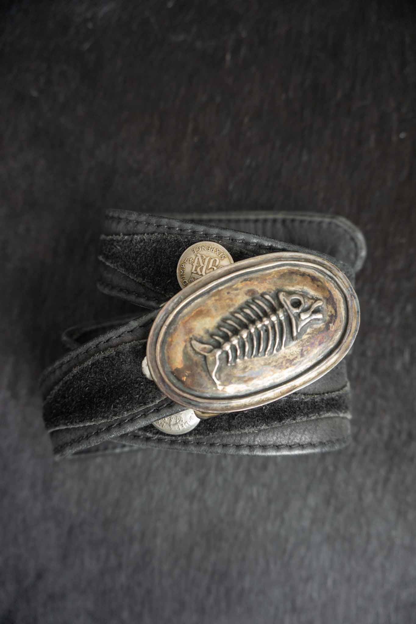 Schwarzer Pyrate Style Gürtel mit silberner Fischschließen und Silbermünzen