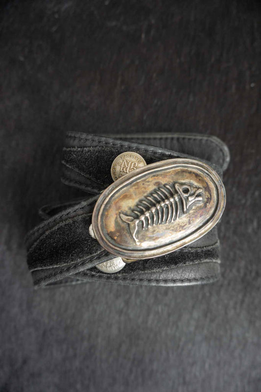 Schwarzer Pyrate Style Gürtel mit silberner Fischschließen und Silbermünzen