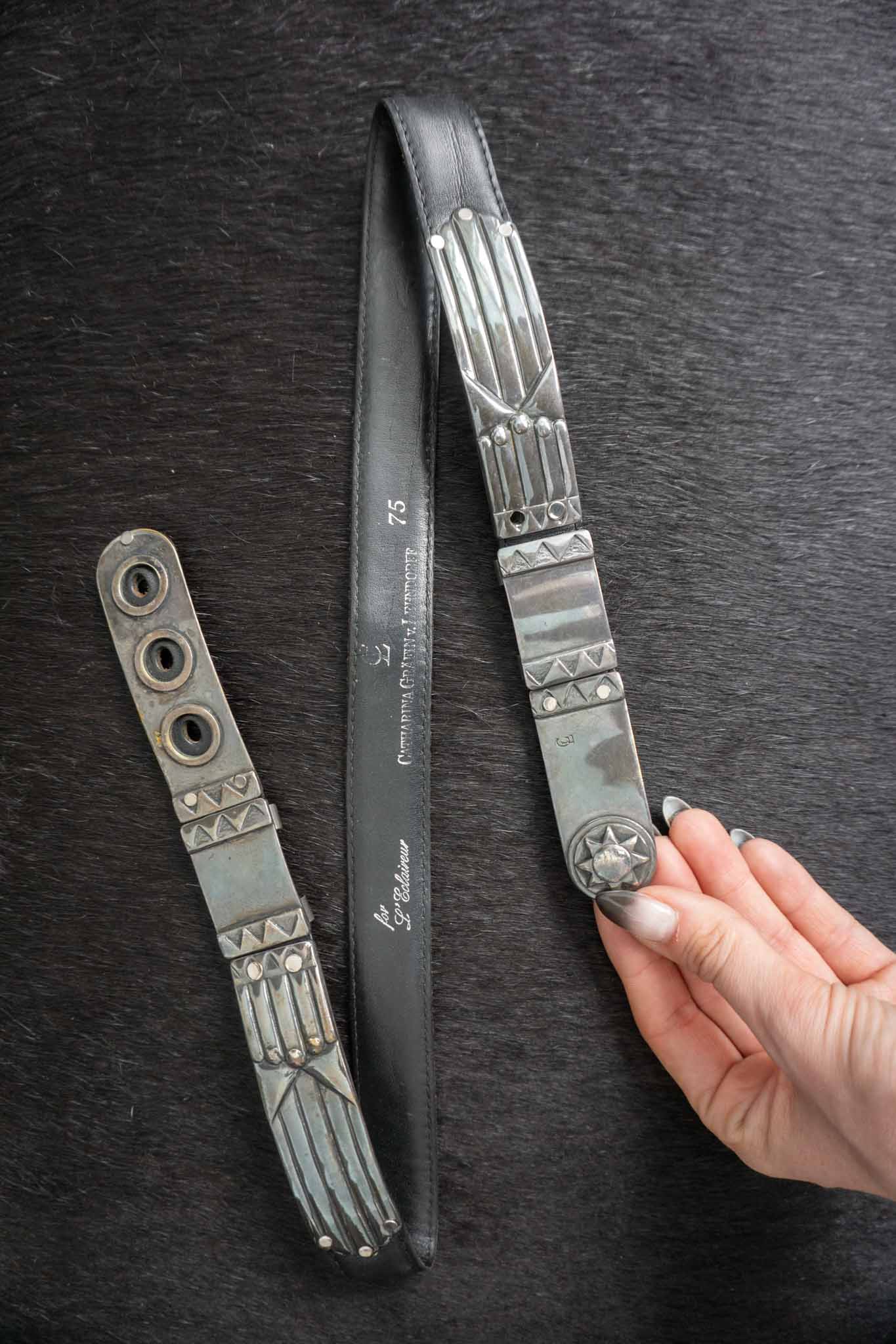 Vintage Ledergürtel 70er Jahre von Catharina Gräfin von Lehndorff mit silbernen Metall-Applikationen