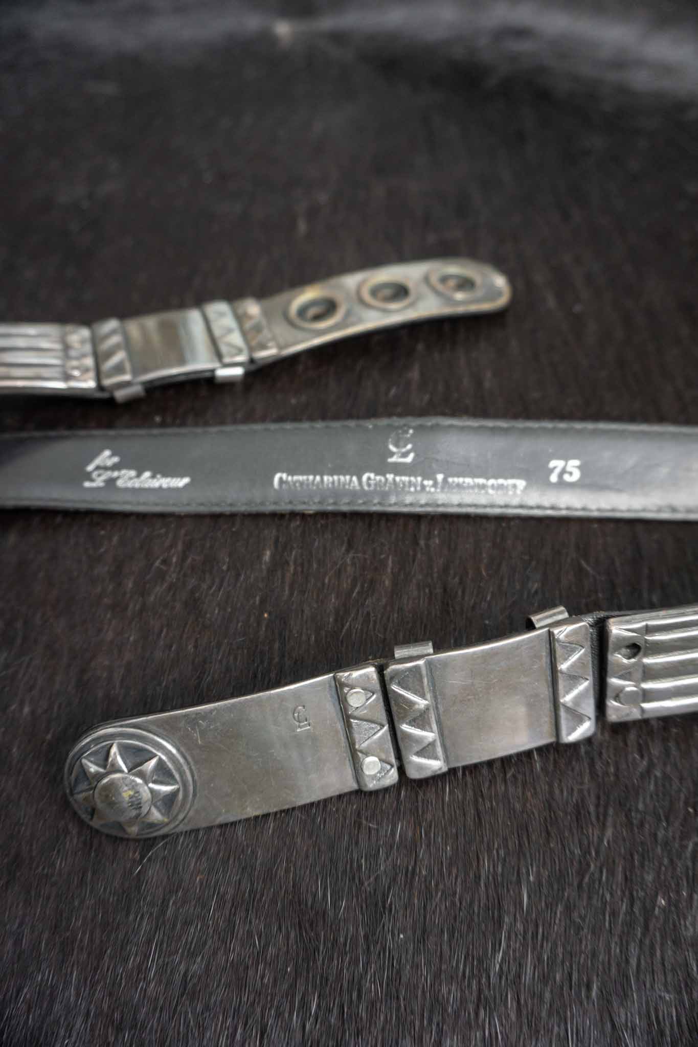 Vintage Ledergürtel 70er Jahre von Catharina Gräfin von Lehndorff mit silbernen Metall-Applikationen