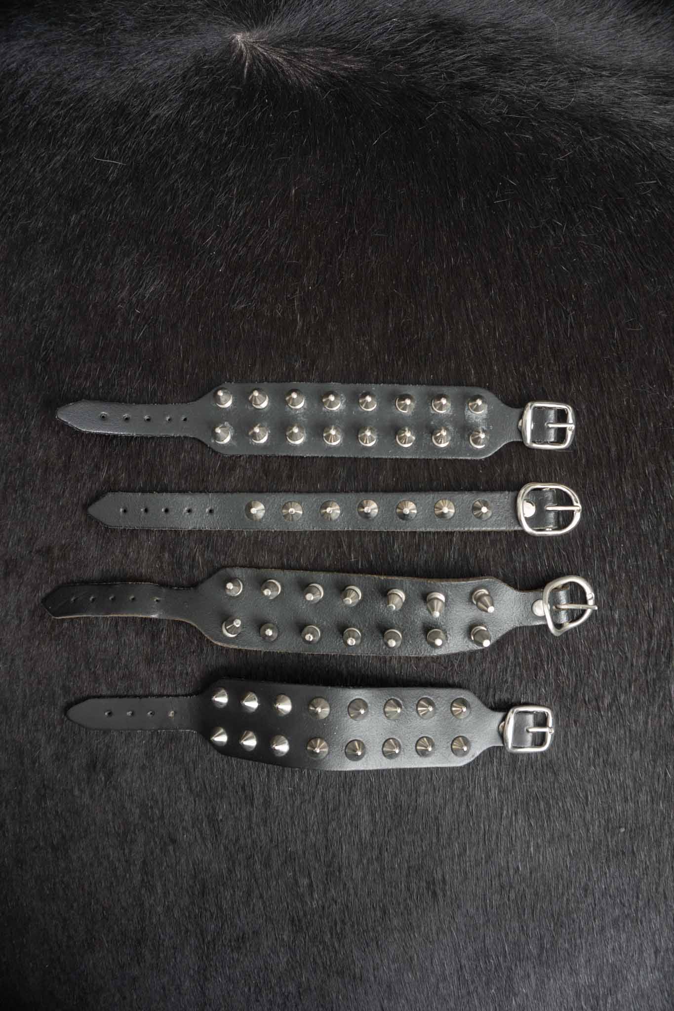 Vintage Nietenarmbänder Schwarz theplaincircle vintage