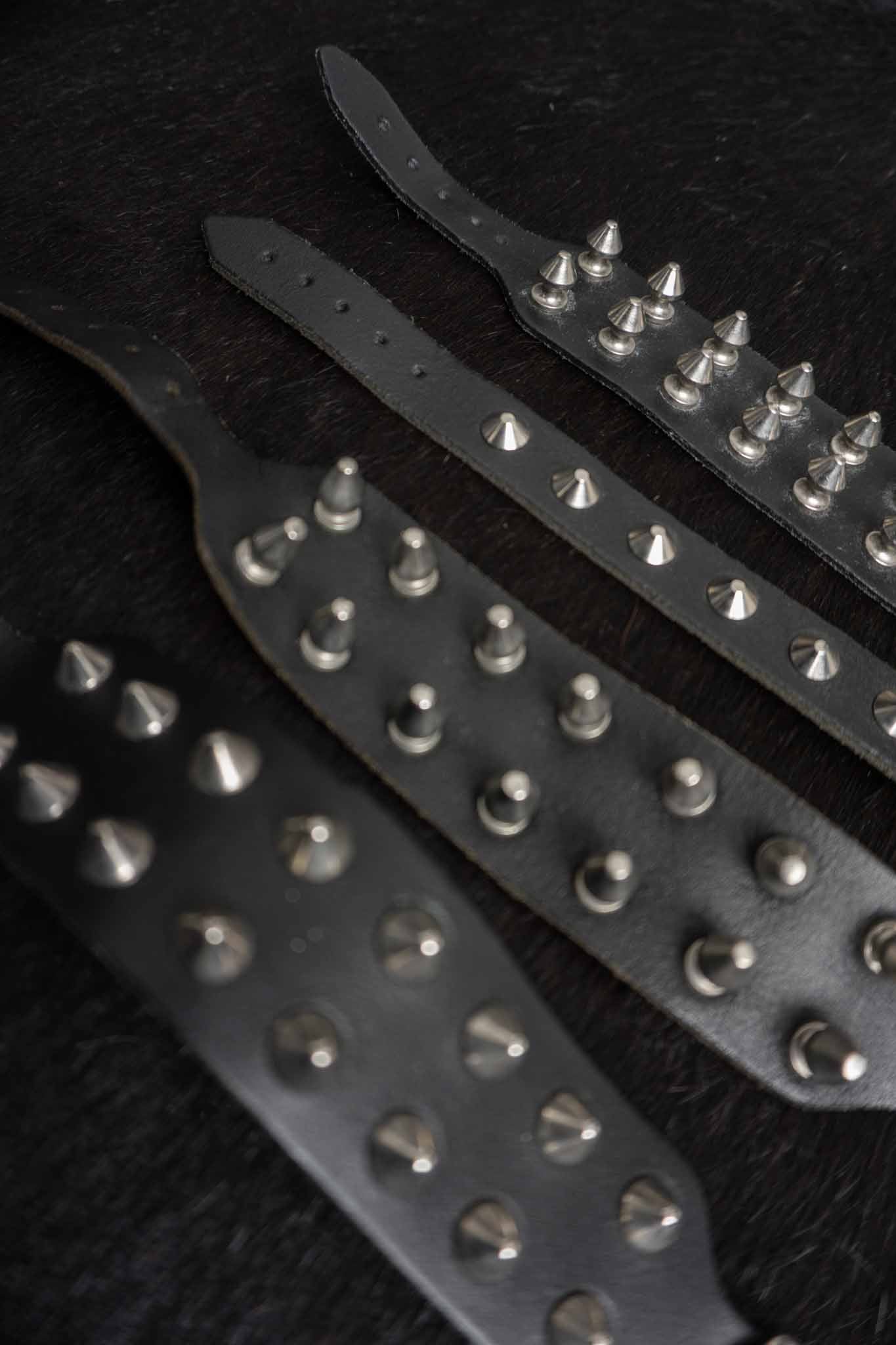 Vintage Nietenarmbänder Schwarz theplaincircle vintage