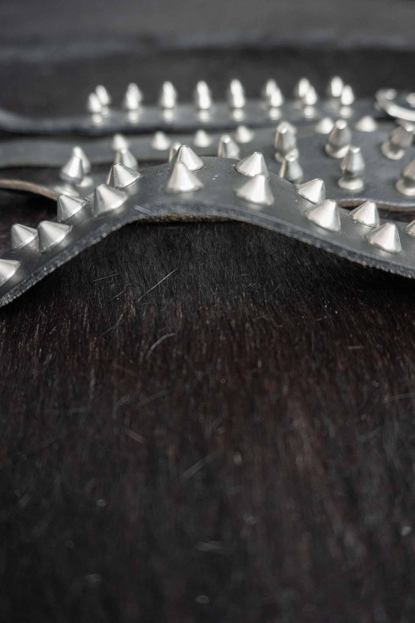 Vintage Nietenarmbänder Schwarz theplaincircle vintage