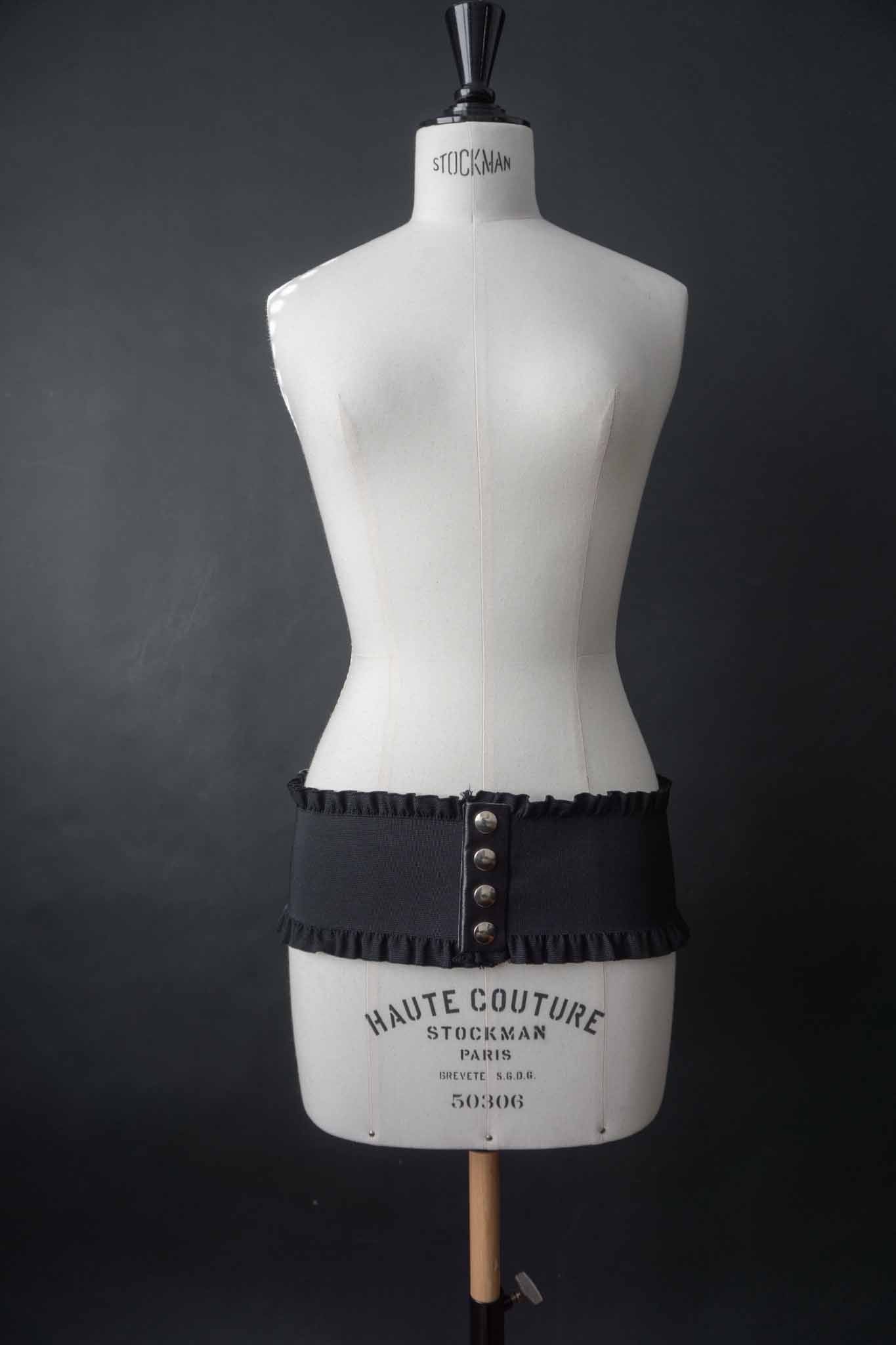 Vintage Stretch Gürtel 80s – Schwarzer Taillengürtel mit Rüschenkante & Nietenverschluss theplaincircle vintage