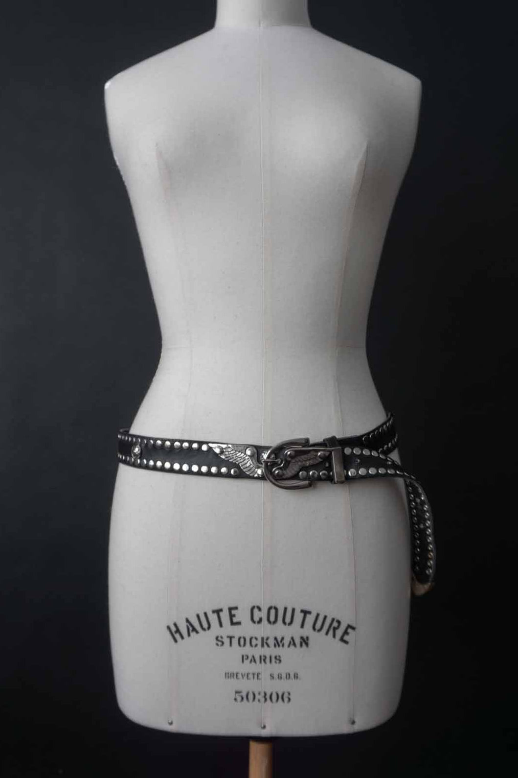 80s Ledergürtel mit Nieten und Western-Flügel-Details – theplaincircle vintage