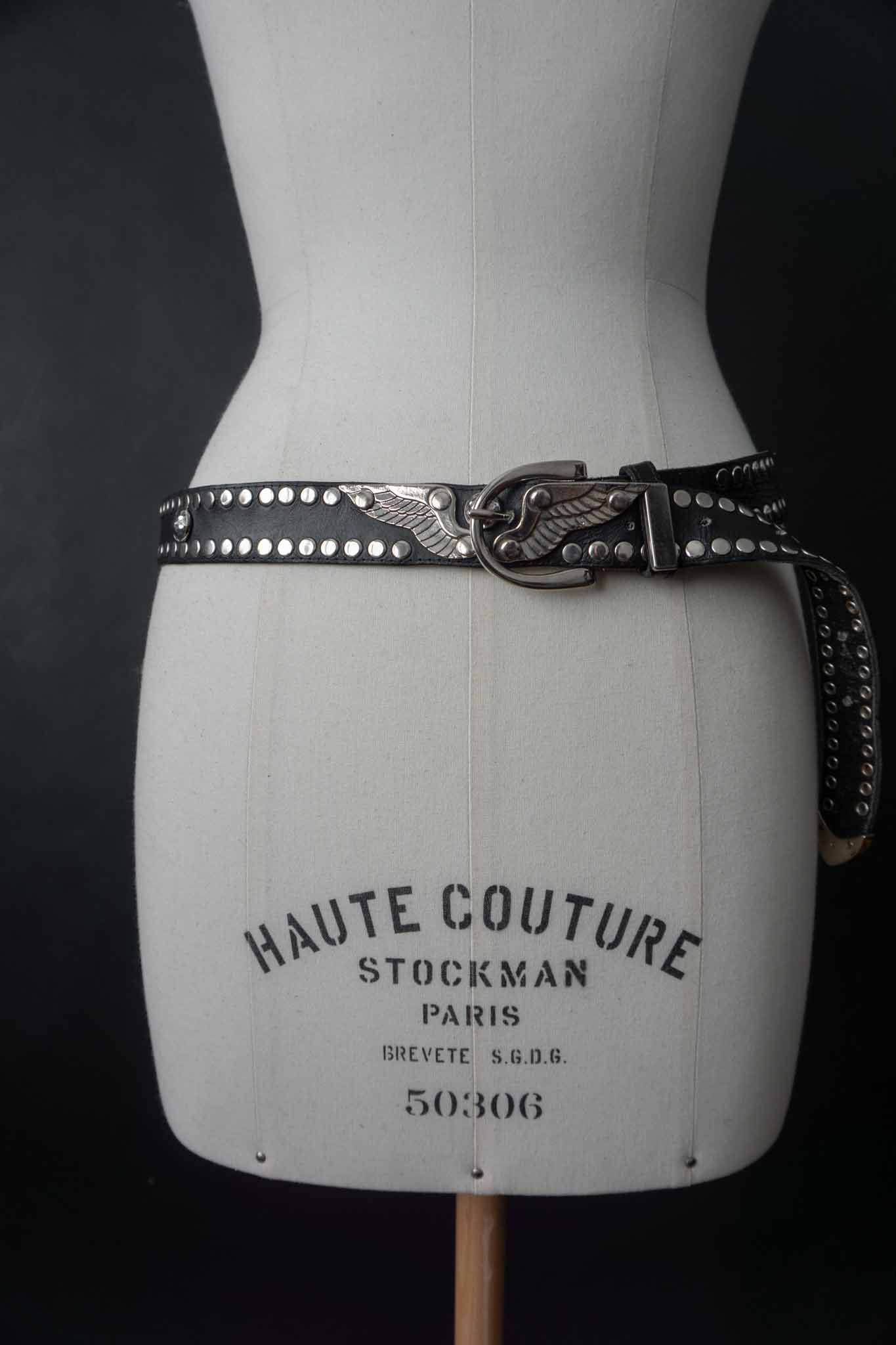 80s Ledergürtel mit Nieten und Western-Flügel-Details – theplaincircle vintage