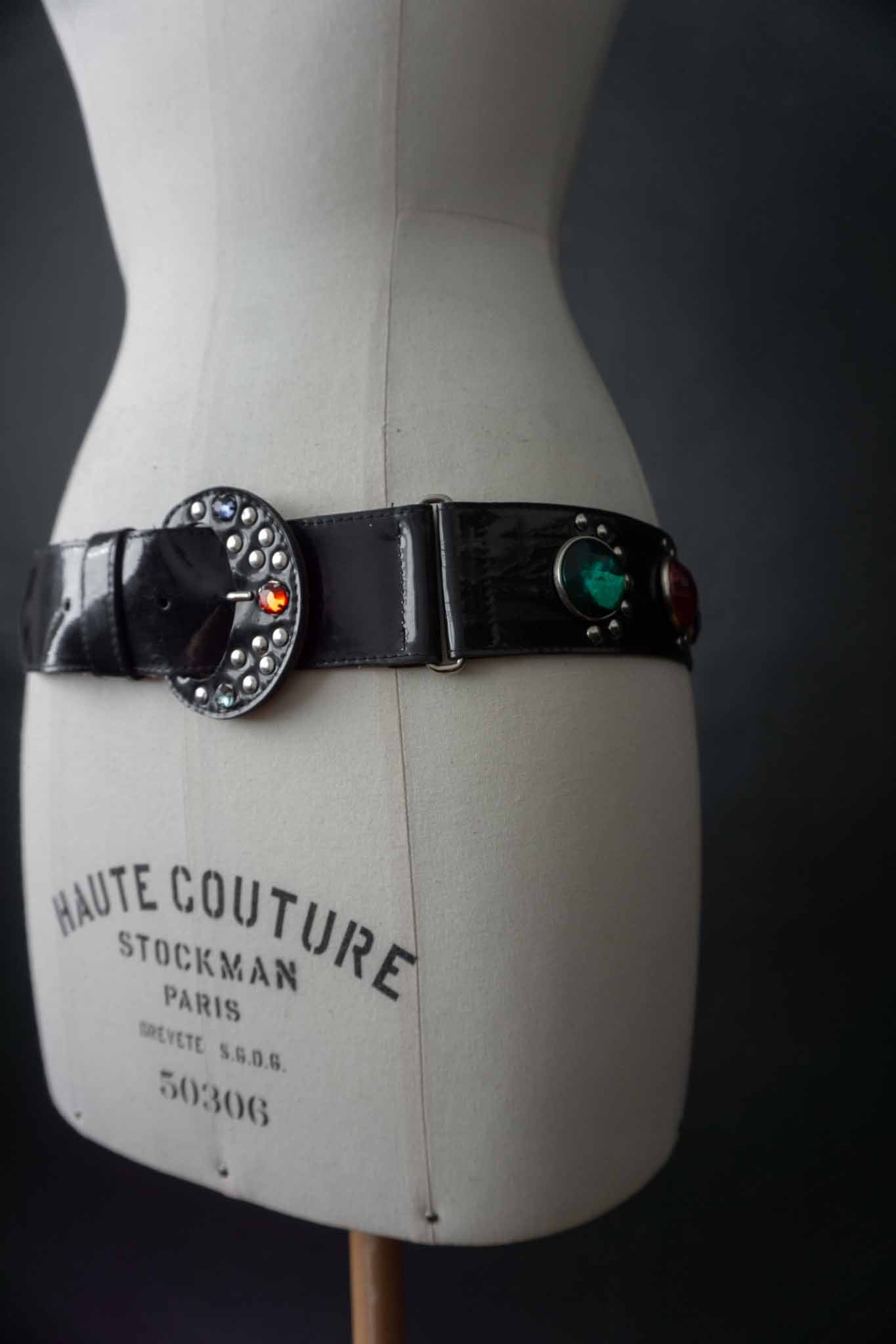 vintage lackgürtel schwarz mit bunten strasssteinen