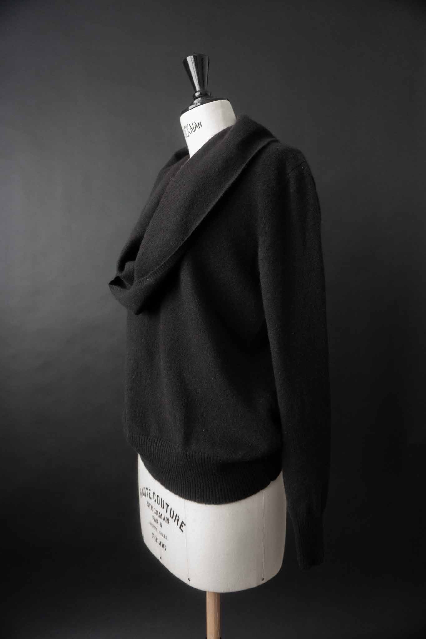 Vintage schwarzer 90s Kaschmirpullover mit drapiertem Kragen – theplaincircle vintage