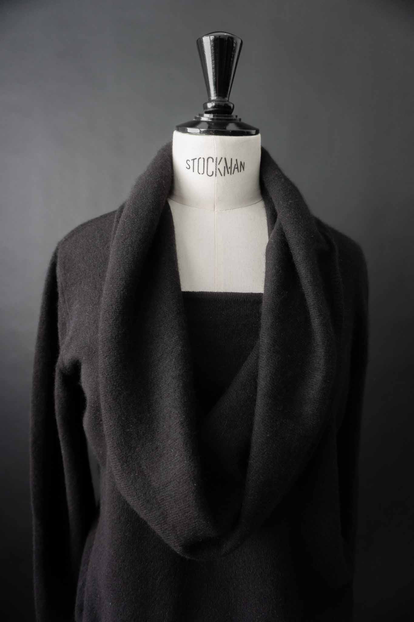 Vintage schwarzer 90s Kaschmirpullover mit drapiertem Kragen – theplaincircle vintage