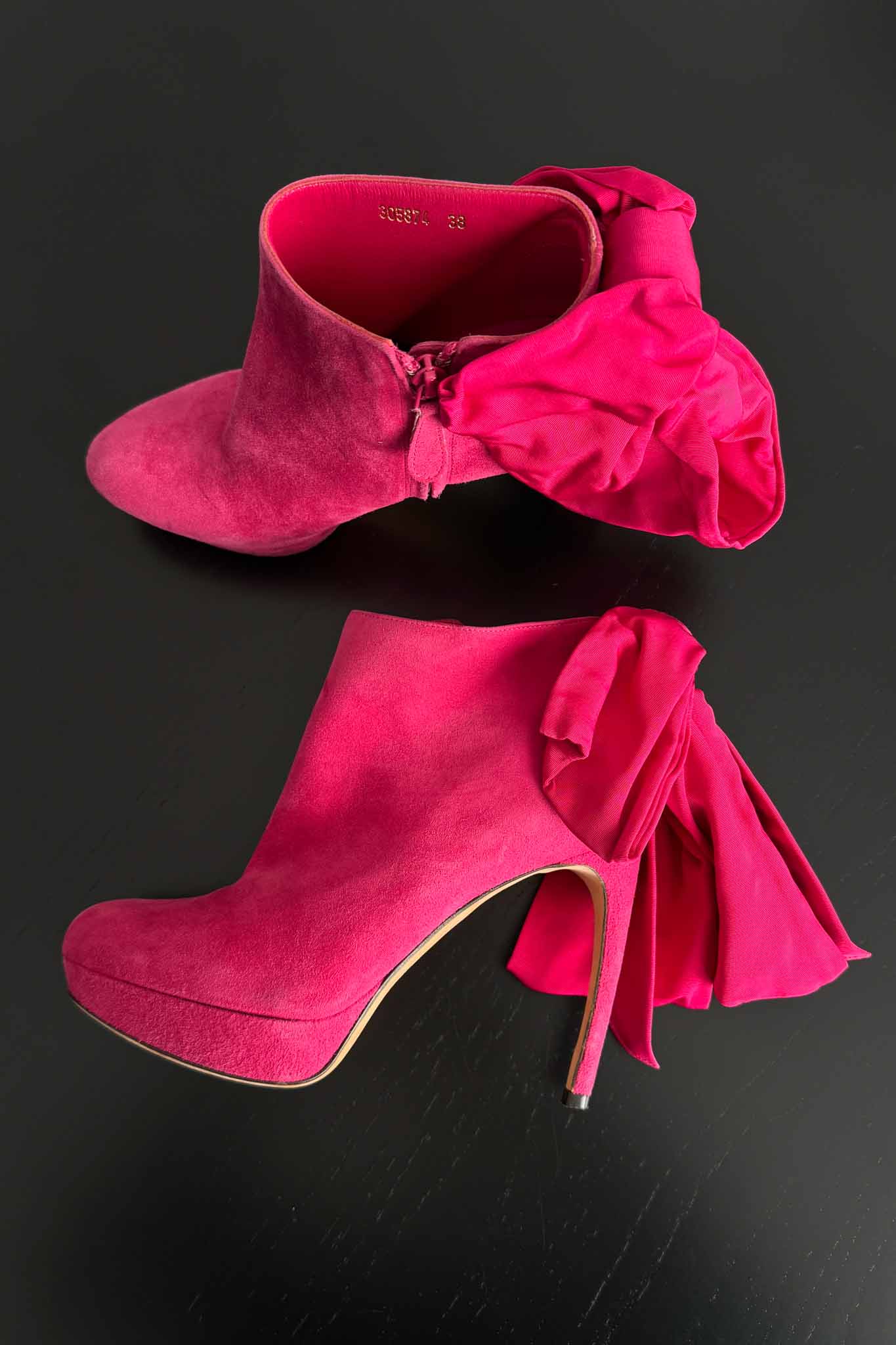 Alexander McQueen Heels mit Statement-Schleife aus Wildleder Pink