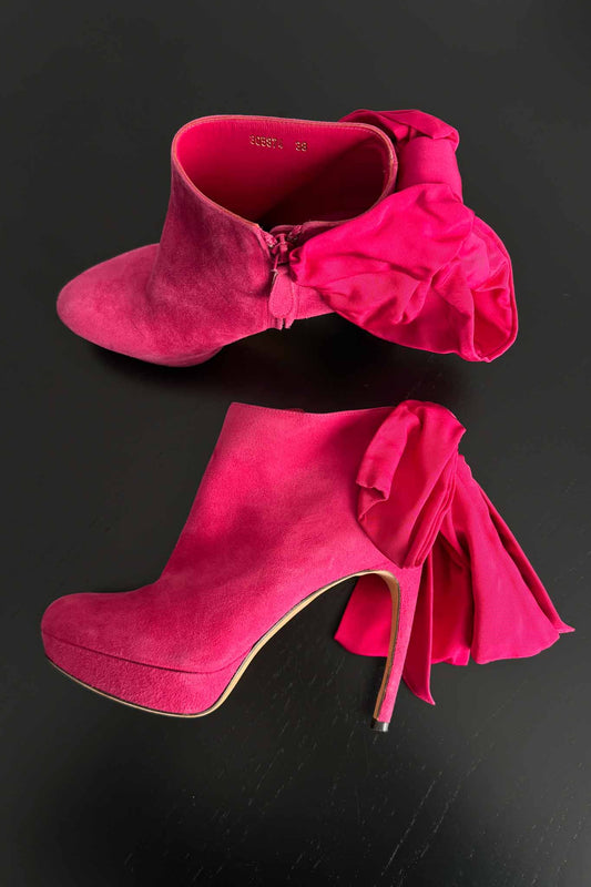 Alexander McQueen Heels mit Statement-Schleife aus Wildleder Pink