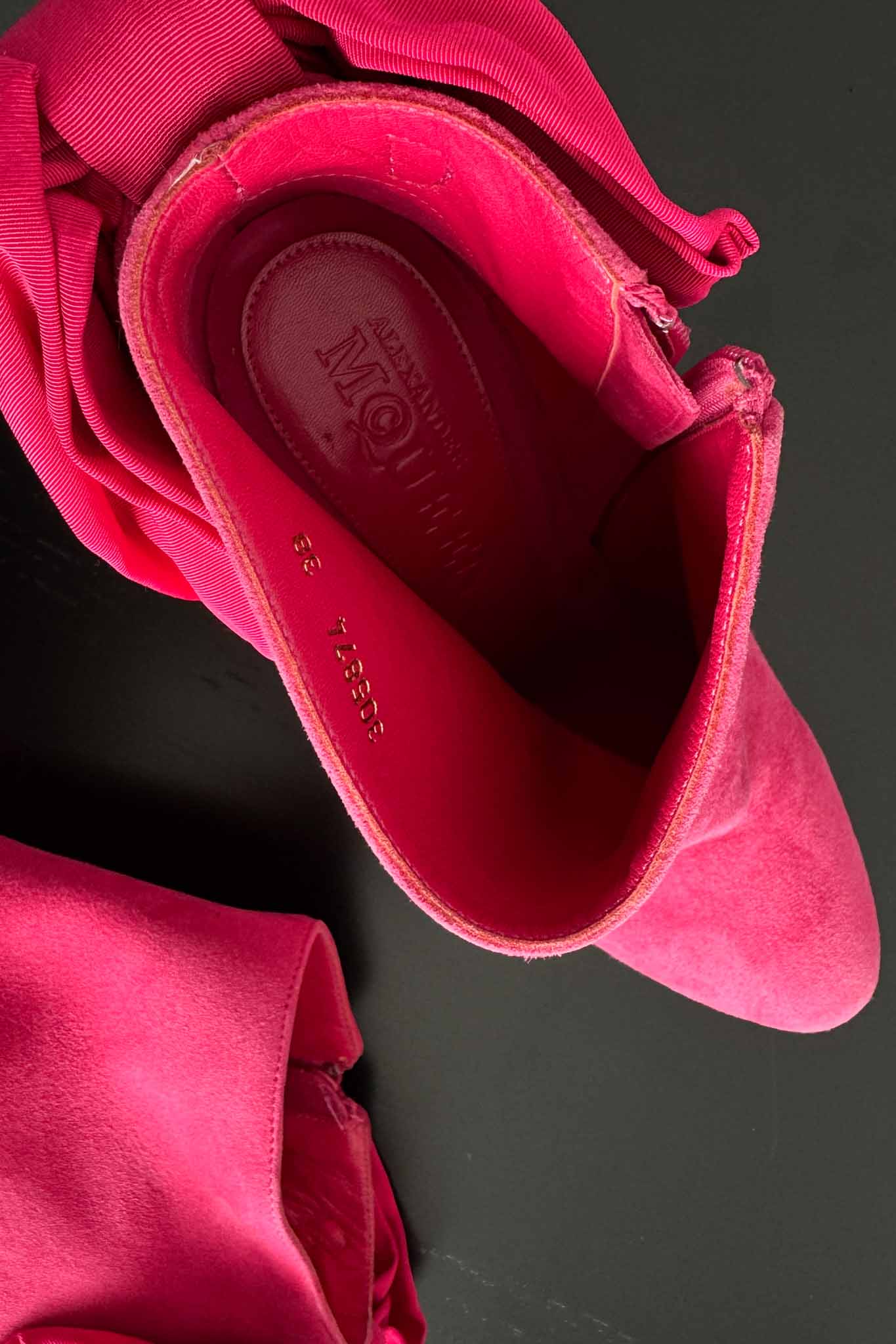 Alexander McQueen Heels mit Statement-Schleife aus Wildleder Pink