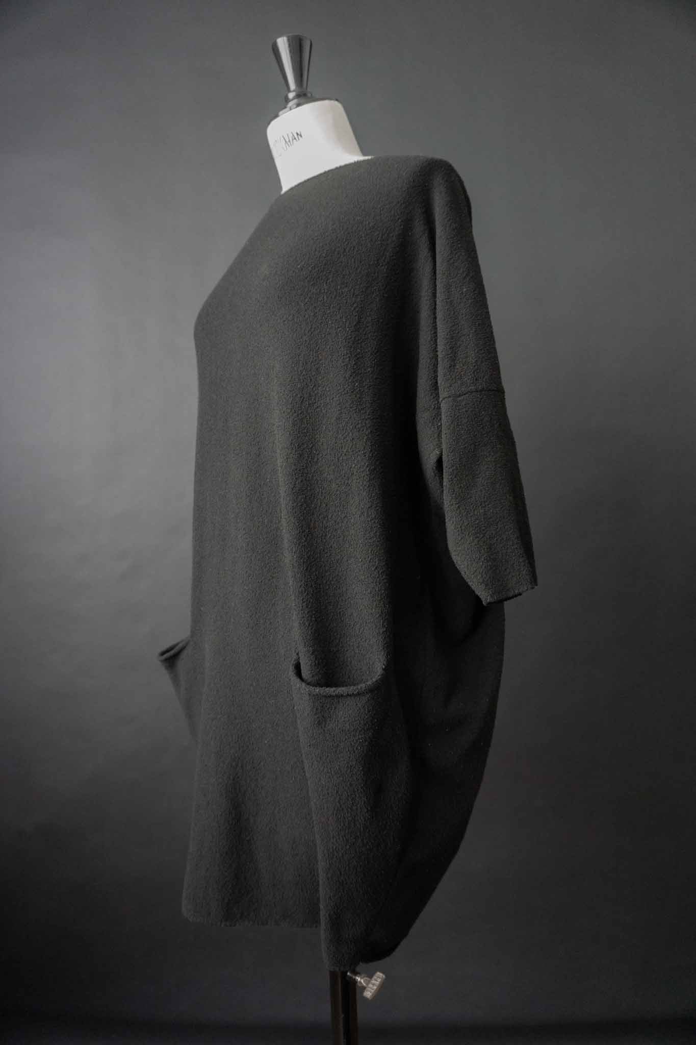 Sarah Pacini Pullover Bouclé-Strick
Oversize Schwarz – theplaincircle vintage