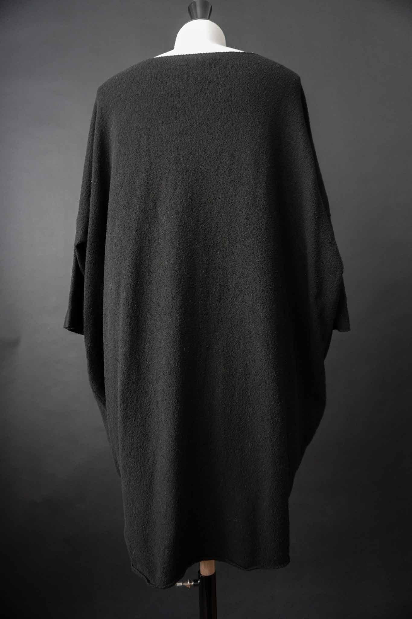 Sarah Pacini Pullover Bouclé-Strick
Oversize Schwarz – theplaincircle vintage