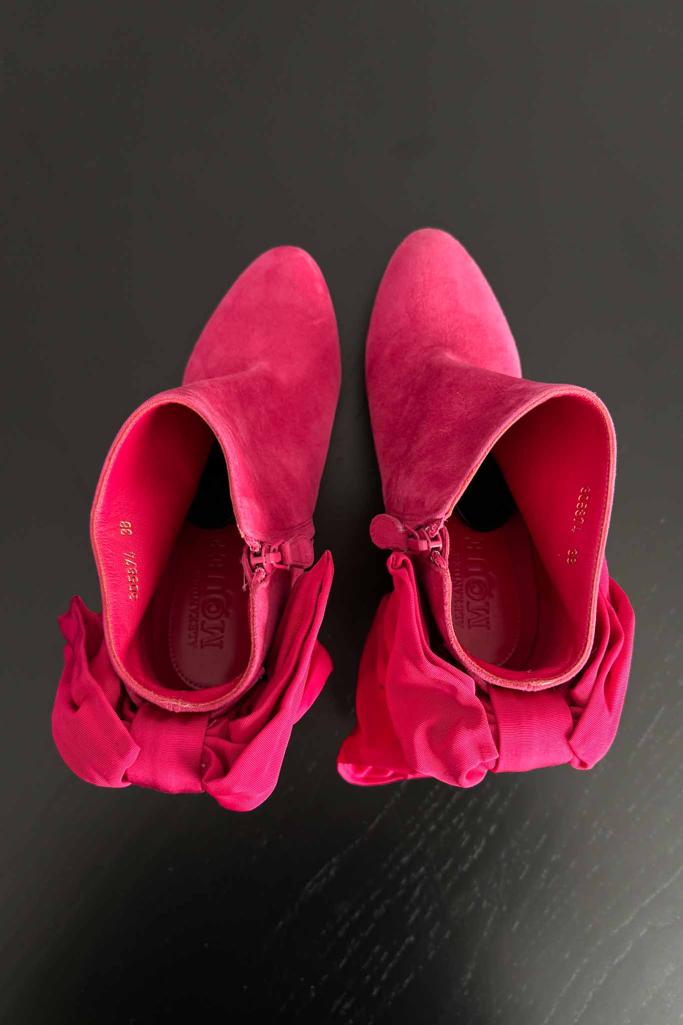 Alexander McQueen Heels mit Statement-Schleife aus Wildleder Pink