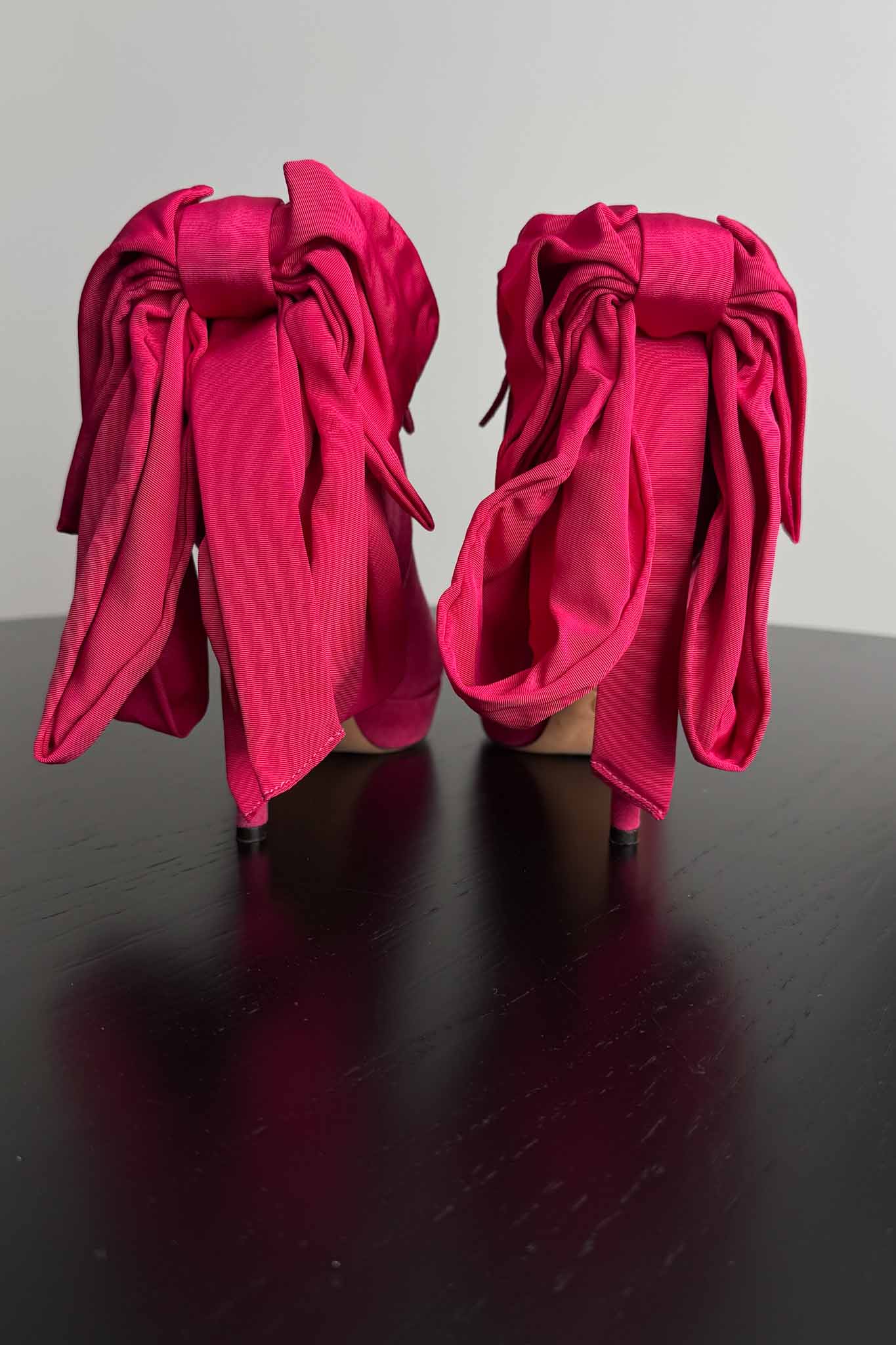 Alexander McQueen Heels mit Statement-Schleife aus Wildleder Pink