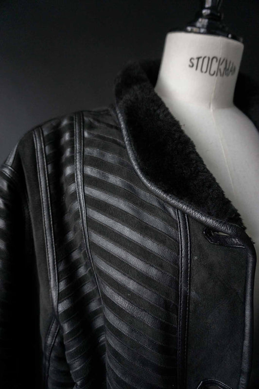 Vintage schwarzer Lammfell-Wendemantel mit grafischer Lederstruktur