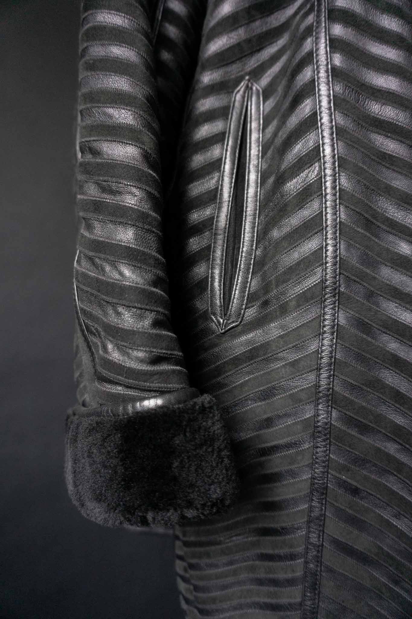 Vintage schwarzer Lammfell-Wendemantel mit grafischer Lederstruktur