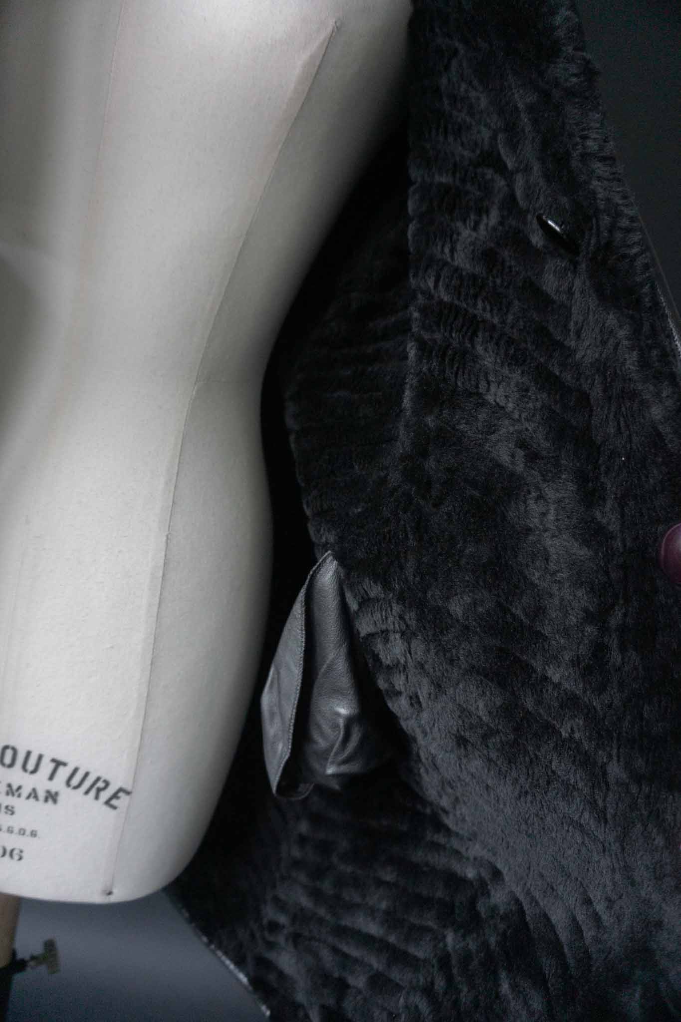 Vintage schwarzer Lammfell-Wendemantel mit grafischer Lederstruktur