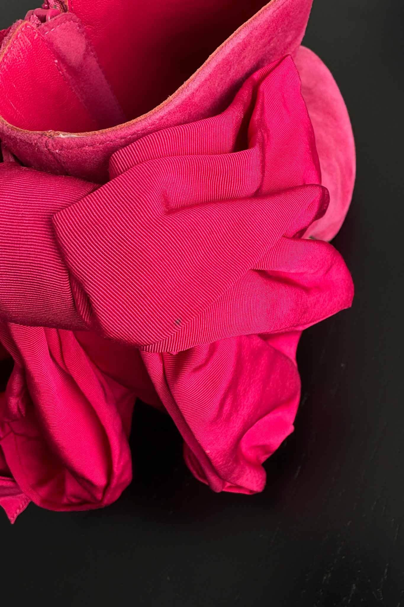 Alexander McQueen Heels mit Statement-Schleife aus Wildleder Pink