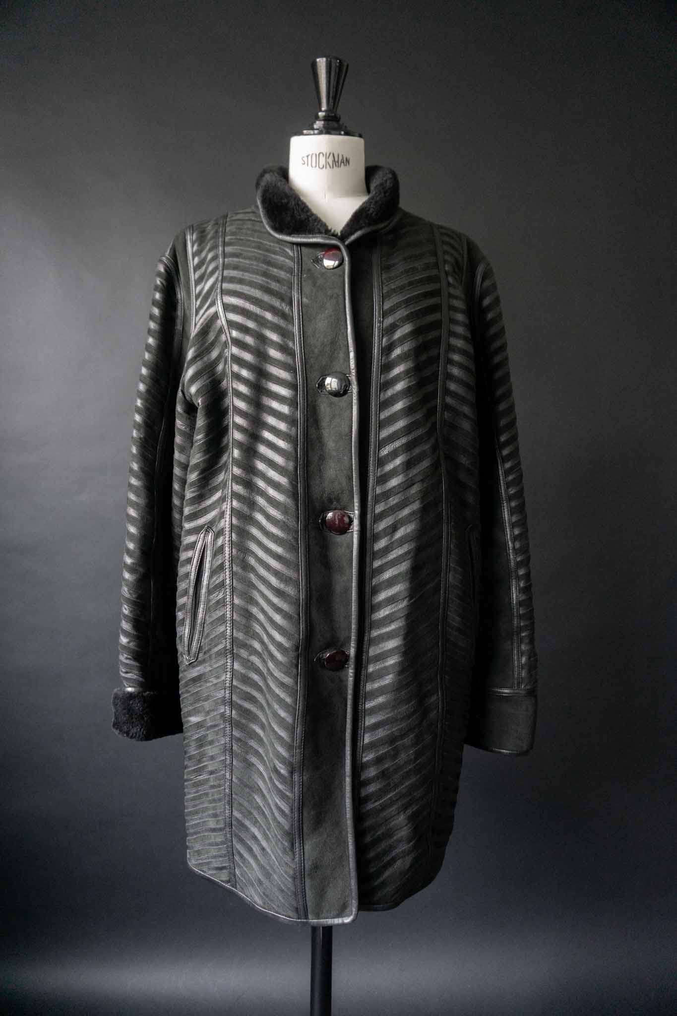 Vintage schwarzer Lammfell-Wendemantel mit grafischer Lederstruktur