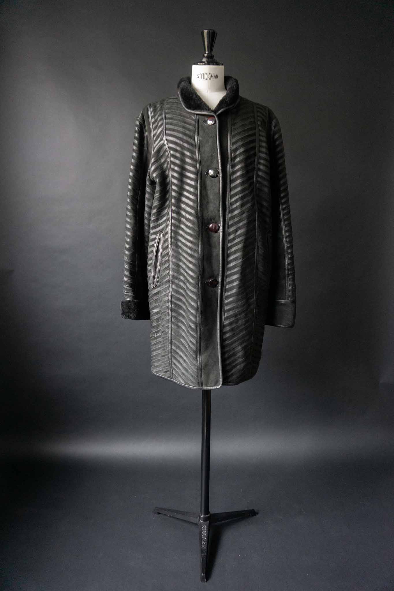 Vintage schwarzer Lammfell-Wendemantel mit grafischer Lederstruktur